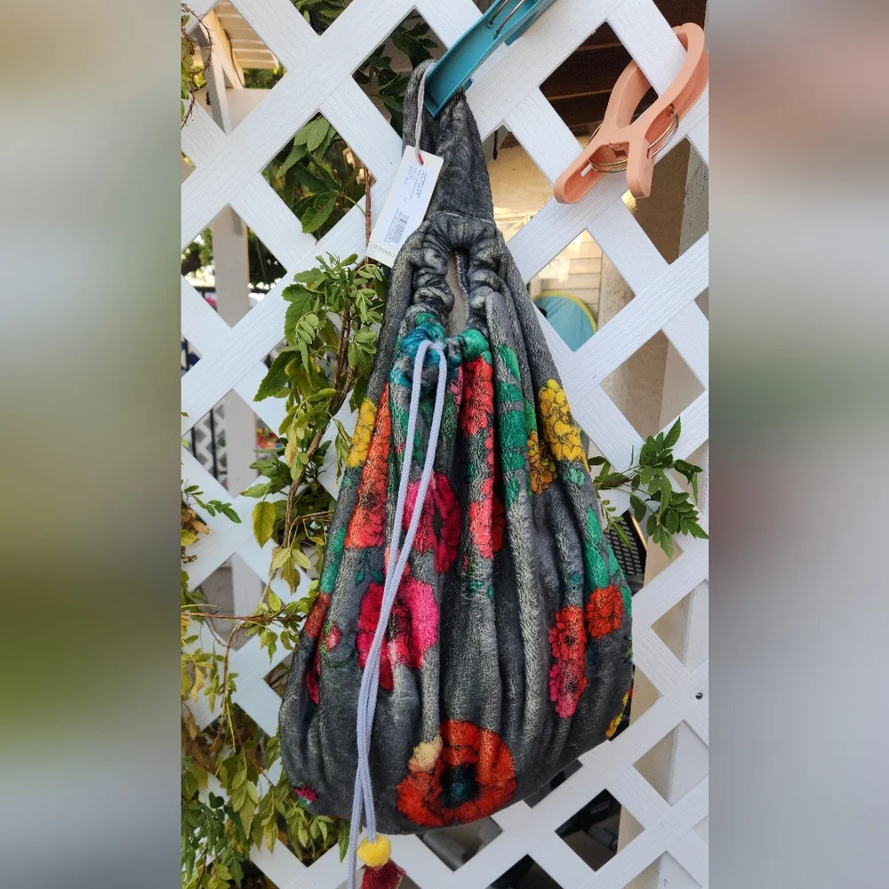 Floral Drawstring Shoulder Bag in Gray with Multicolor Blooms - Picture 4 of 6